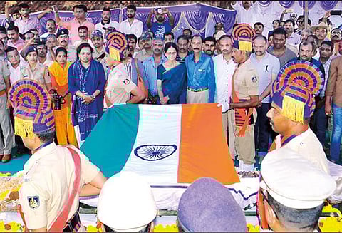 பன்றி காய்ச்சலால் மரணமடைந்த ஐ.பி.எஸ். அதிகாரி மதுகர் ஷெட்டியின் உடல் முழு அரசு மரியாதையுடன் தகனம் குடும்பத்தினர், பொதுமக்கள் கண்ணீர்