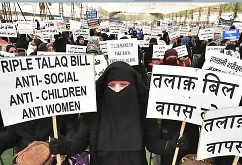 முத்தலாக் மசோதாவை தேர்வு குழுவுக்கு அனுப்ப அதிமுக, திமுக உள்ளிட்ட 11 கட்சிகள் கையெழுத்து