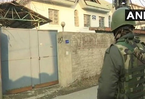 காஷ்மீரில் சட்டமன்ற உறுப்பினர் வீட்டில் 4 ஏ.கே. ரக துப்பாக்கிகள் கொள்ளை; 4 போலீசார் பணி நீக்கம்