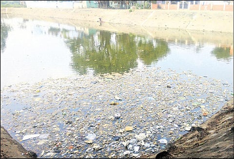 நந்திவரம் கிராமத்தில் குளத்தில் மிதக்கும் பிளாஸ்டிக் கழிவுகளை அகற்ற கோரிக்கை