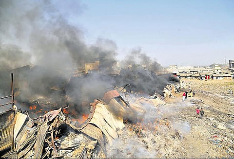 பிவண்டியில், பயங்கர தீ விபத்து 23 குடோன்கள் எரிந்து நாசம்