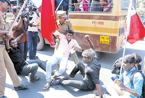 பஸ் கட்டண உயர்வை கண்டித்து சென்னையில், சாலை மறியலில் ஈடுபட்ட மாணவர்கள் கைது
