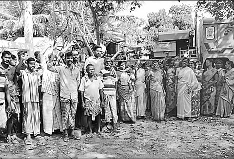 குடிநீர் திட்ட பணியை தடுத்து நிறுத்தி கிராம மக்கள் போராட்டம்