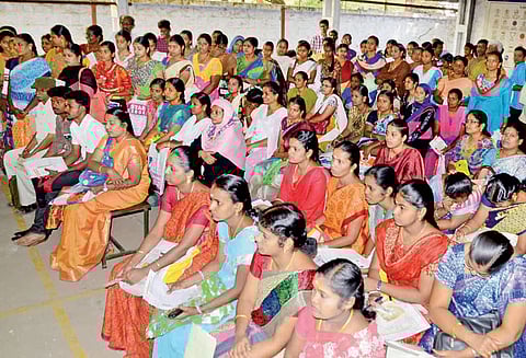 வட்டார போக்குவரத்து அலுவலகங்களில் அலை மோதும் பெண்கள் கூட்டம்