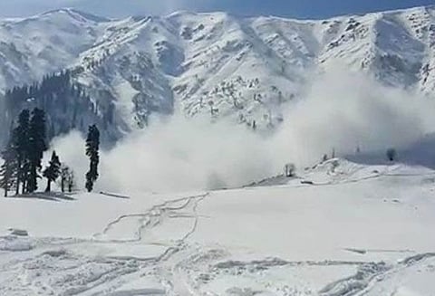 காஷ்மீர் பனிச்சரிவில் ராணுவ முகாம் சிக்கியது, 3 ராணுவ வீரர்கள் உயிரிழப்பு