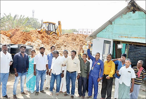 ரெயில்வே விரிவாக்க பணிக்காக மதுரை வீரன் கோவிலை இடிக்க முயற்சி