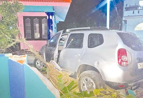 நள்ளிரவில் தாறுமாறாக ஓடிய கார் வீட்டுக்குள் புகுந்தது செல்போன் நிறுவன ஊழியர்கள் 5 பேர் படுகாயம்