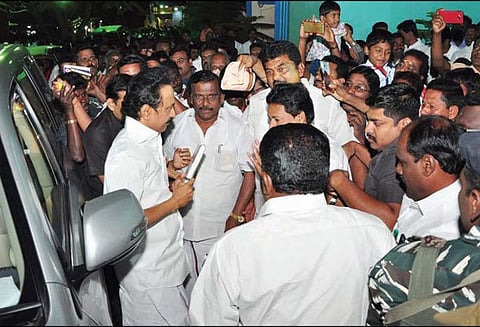 கிருஷ்ணகிரிக்கு வந்த தி.மு.க. செயல் தலைவர் மு.க.ஸ்டாலினுக்கு உற்சாக வரவேற்பு