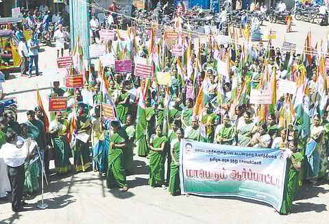 பஸ் கட்டண உயர்வை கண்டித்து ஏற்காட்டில் நீலமலை தோட்ட தொழிலாளர்கள் ஆர்ப்பாட்டம்