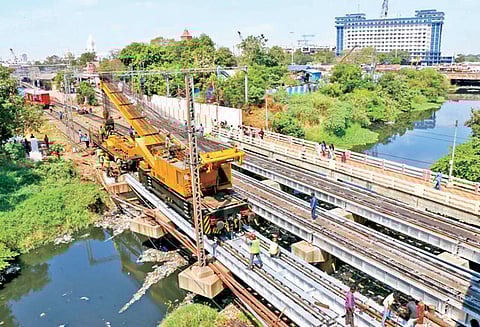எழும்பூர் வரை மட்டுமே இயங்கிய மின்சார ரெயில்களால் பயணிகள் கடும் அவதி