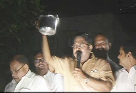 தினகரன் அணி அங்கீகரிக்கப்பட்ட அரசியல் கட்சி கிடையாது குக்கர் சின்னம் ஒதுக்க முடியாது- தேர்தல் ஆணையம்