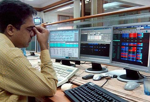 மும்பை தேசிய பங்குச்சந்தைகளில் ஏற்பட்ட கடும் சரிவால் முதலீட்டாளர்களுக்கு சுமார் 5 லட்சம் கோடி இழப்பு