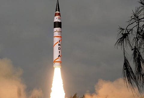 அணு ஆயுதங்களை சுமந்து சென்று தாக்கும் வல்லமை கொண்ட அக்னி-1 ஏவுகணை பரிசோதனை வெற்றி