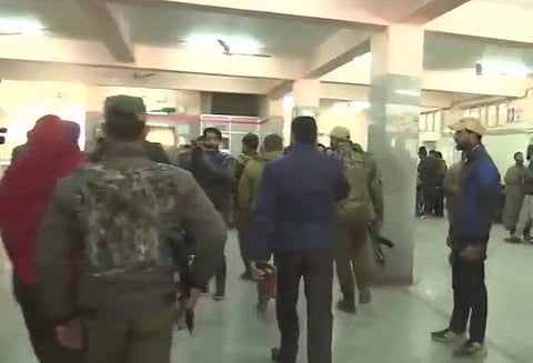 ஸ்ரீநகர் மருத்துவமனை வெளியே போலீஸ் சுட்டுக்கொலை, பாக்.பயங்கரவாதி தப்பி ஓட்டம்