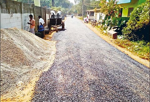 தரமற்ற முறையில் நடைபெறுவதாக கூறி சாலை சீரமைக்கும் பணியை பொதுமக்கள் தடுத்து நிறுத்தினர்
