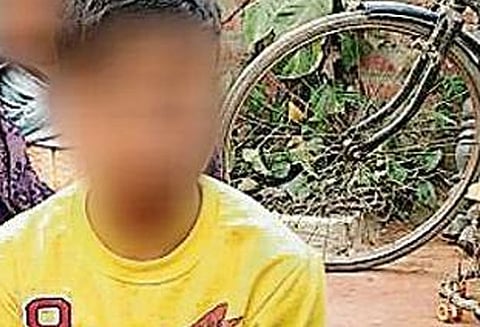 ஒரே சிரிஞ்ச் மூலம் பலருக்கு ஊசி போட்டதால் 46 பேருக்கு எய்ட்ஸ் பாதிப்பு போலி டாக்டர் கைது