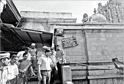 மீனாட்சி அம்மன் கோவில் தீ விபத்தில் வீரவசந்தராயர் மண்டபம் முழுமையாக சேதமடைந்துள்ளது