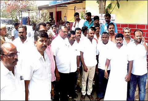 15 வேலம்பாளையம் போலீஸ் நிலையத்தை முற்றுகையிட்ட பா.ஜனதா கட்சியினர், இன்ஸ்பெக்டரிடம் வாக்குவாதத்தில் ஈடுபட்டதால் பரபரப்பு