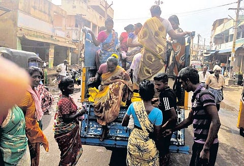 ஊத்துக்கோட்டையில் இயல்பு நிலை பாதிப்பு