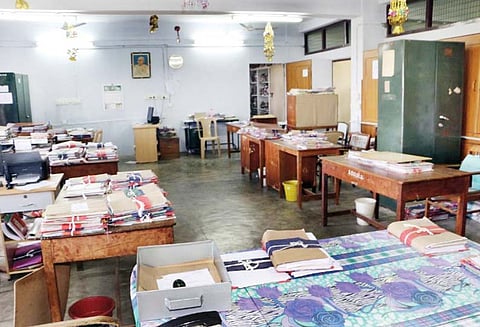 2-வது நாளாக வருவாய்த்துறையினர் போராட்டம்: அரசு அலுவலகங்கள் வெறிச்சோடி காணப்பட்டன