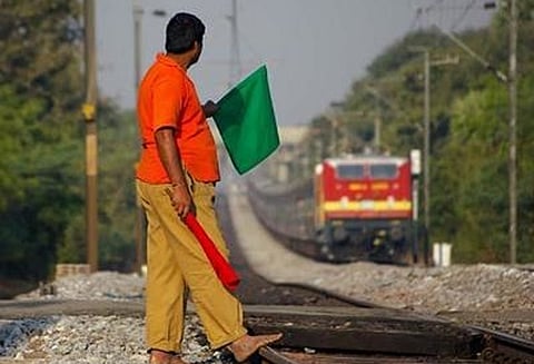 ரெயில்வே ஊழியர்களை ஊக்கப்படுத்த வெகுமதிகள், சலுகைகளை வழங்க ரெயில்வே குழு பரிந்துரை