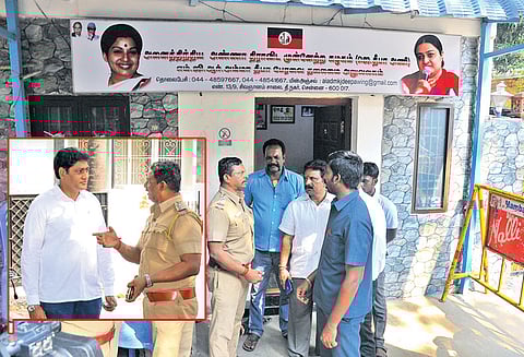 ஜெ.தீபா வீட்டில் சோதனை போட முயன்ற போலி வருமானவரி அதிகாரிகள்