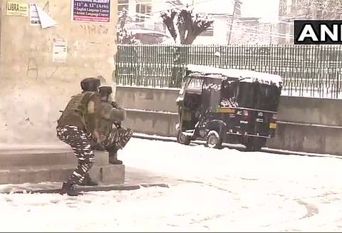 ஸ்ரீநகர் அருகே கரண்நகரில் இன்று சிஆர்பிஎப் முகாம் மீது தீவிரவாதிகள் தாக்குதல்