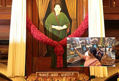 சட்டசபையில் ஜெயலலிதா உருவப்படத்திற்கு முன் நின்று செல்பி எடுத்து கொண்ட அதிமுக எம்.பி,- எம்எல்ஏக்கள்