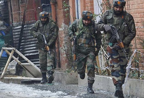 ஜம்மு காஷ்மீரில் லஷ்கர் இ தொய்பா இயக்கத்தை சேர்ந்த இரண்டு பயங்கரவாதிகள் சுட்டுக்கொலை