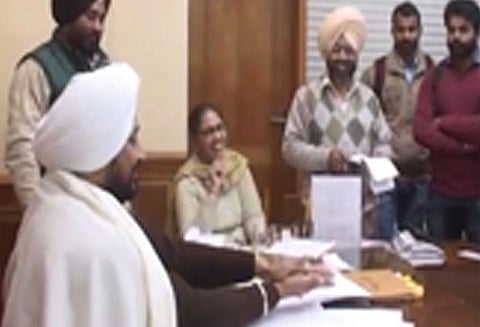 ‘டாஸ்’ போட்டு பார்த்து விரிவுரையாளரை தேர்வு செய்த பஞ்சாப் அமைச்சர்