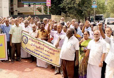 அனைத்து துறை ஓய்வூதியர் சங்கத்தினர் ஆர்ப்பாட்டம்