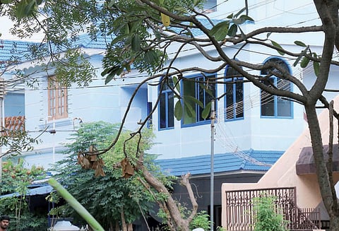 அ.தி.மு.க. பிரமுகர் வீட்டில் வருமான வரித்துறையினர் 2-வது நாளாக சோதனை