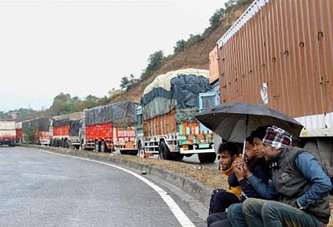 லாரி ஓட்டுநர்களை மிரட்டி பணம் பறிப்பு; பாரதீய ஜனதா எம்.எல்.ஏ. உறவினர் உள்பட 4 பேர் கைது