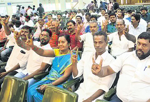 ரஜினிகாந்த் கட்சிக்கு நிர்வாகிகள் தேர்வு தீவிரம் சென்னையில் ரசிகர்கள் திரண்டனர்