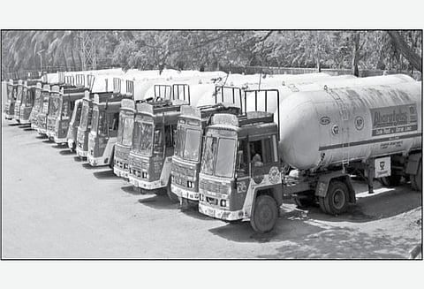 கியாஸ் டேங்கர் லாரிகள் 3-வது நாளாக வேலை நிறுத்தம்