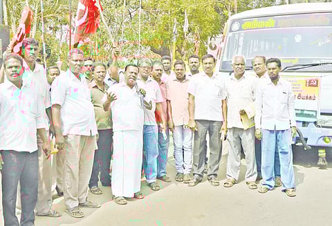 அதிகாரிகள் மீது நடவடிக்கை எடுக்க வலியுறுத்தி டாஸ்மாக் ஊழியர் சம்மேளனத்தினர் பிரசாரம்