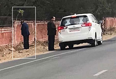 சாலையோரம் சிறுநீர் கழித்த பா.ஜனதா மந்திரி