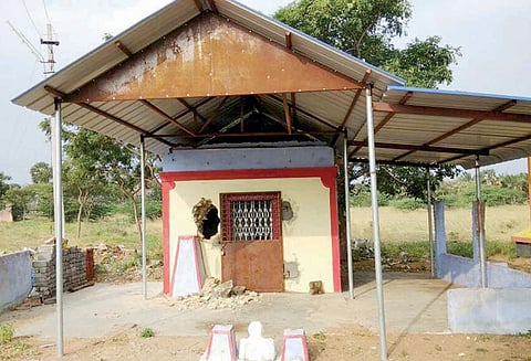 சாத்தான்குளம் அருகே கோவில் சுவரில் துளையிட்டு, உண்டியலை உடைத்து திருட்டு மர்மநபர்கள் கைவரிசை