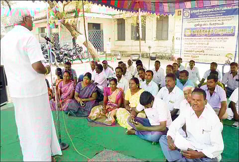 ஈரோடு மாவட்டத்தில் கிராம உதவியாளர்கள் காத்திருப்பு போராட்டம்