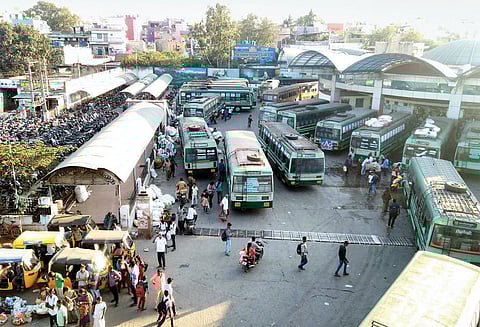தமிழகம்-கர்நாடகா இடையே போக்குவரத்து நிறுத்தம் மாலைக்கு பின்னர் படிப்படியாக போக்குவரத்து தொடங்கியது