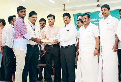 16 மாணவ-மாணவிகளுக்கு ரூ.96 லட்சம் கல்விக்கடன்