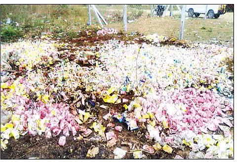 விருத்தாசலத்தில் சாலையோரத்தில் கொட்டப்பட்ட காலாவதியான குளிர்பான பாக்கெட்டுகள்