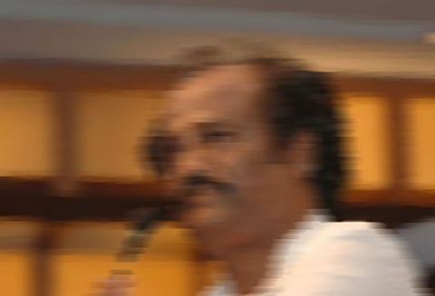 அரசியல் கதையுடன் சுற்றும் டைரக்டர்கள்!