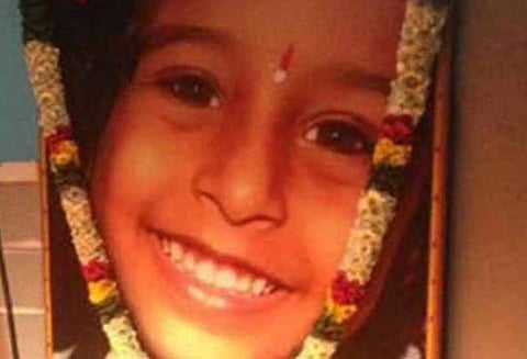 ஹாசினிக்கு நியாயம் கிடைத்துள்ளது; மகளின் படத்தைப் பார்த்து கண்ணீர் விட்ட தந்தை