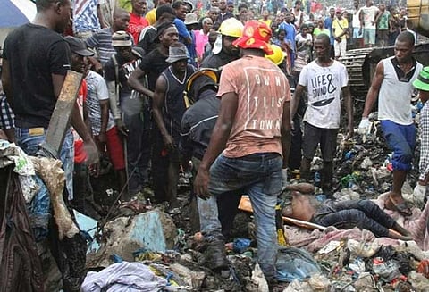 மோசாம்பிக் நாட்டில் குப்பை மேடு சரிந்து விபத்து: 17 பேர் உடல் நசுங்கி பலி