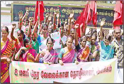 இலவச வீட்டுமனை கேட்டு கலெக்டர் அலுவலகத்தை முற்றுகையிட்ட தொழிலாளர்கள்