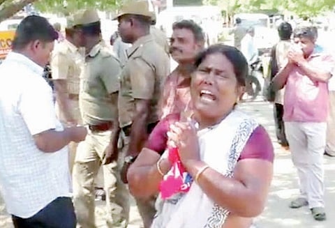 கலெக்டர் அலுவலகத்தில், பெண் தீக்குளிக்க முயற்சி