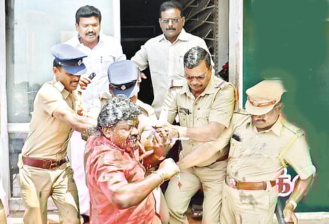 கோவில் இடத்தை மீட்க சென்ற அறநிலையத்துறை அதிகாரிகள் சிறை பிடிப்பு