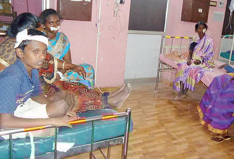 நின்ற பஸ் மீது வேன் மோதல்; 13 பேர் படுகாயம்