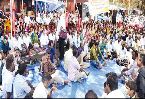 சம்பளம் வழங்கக்கோரி பாப்ஸ்கோ ஊழியர்கள் குடும்பத்துடன் தர்ணா